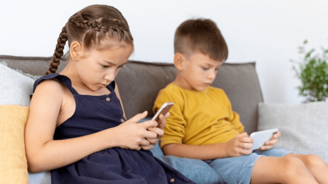 Desde Incibe aconsejan a los padres establecer con los hijos unas normas y l&iacute;mites de uso de los tel&eacute;fonos m&oacute;viles.