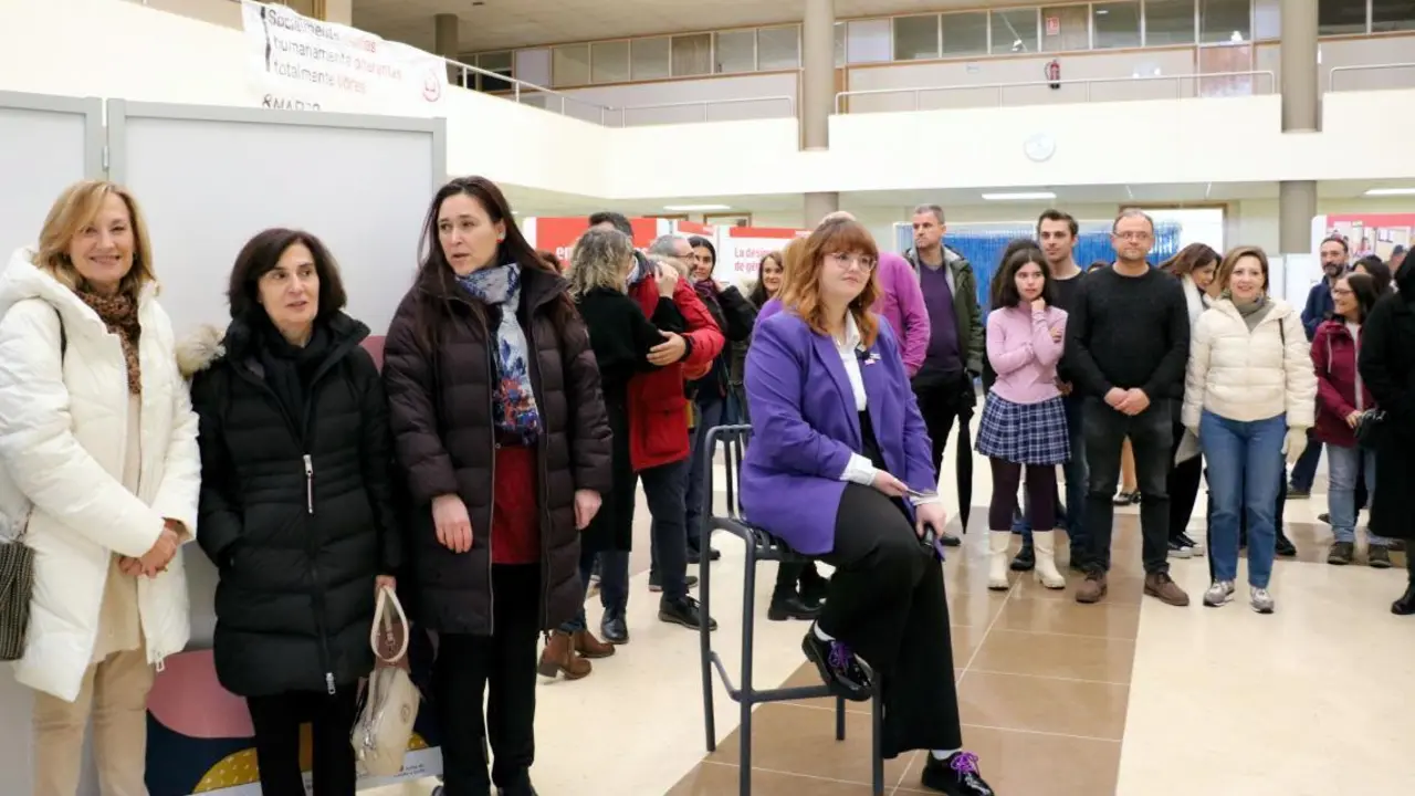 Marina Cuesta (sentada) minutos antes de iniciar la lectura del manifiesto en la Facultad de Filosof&iacute;a y Letras