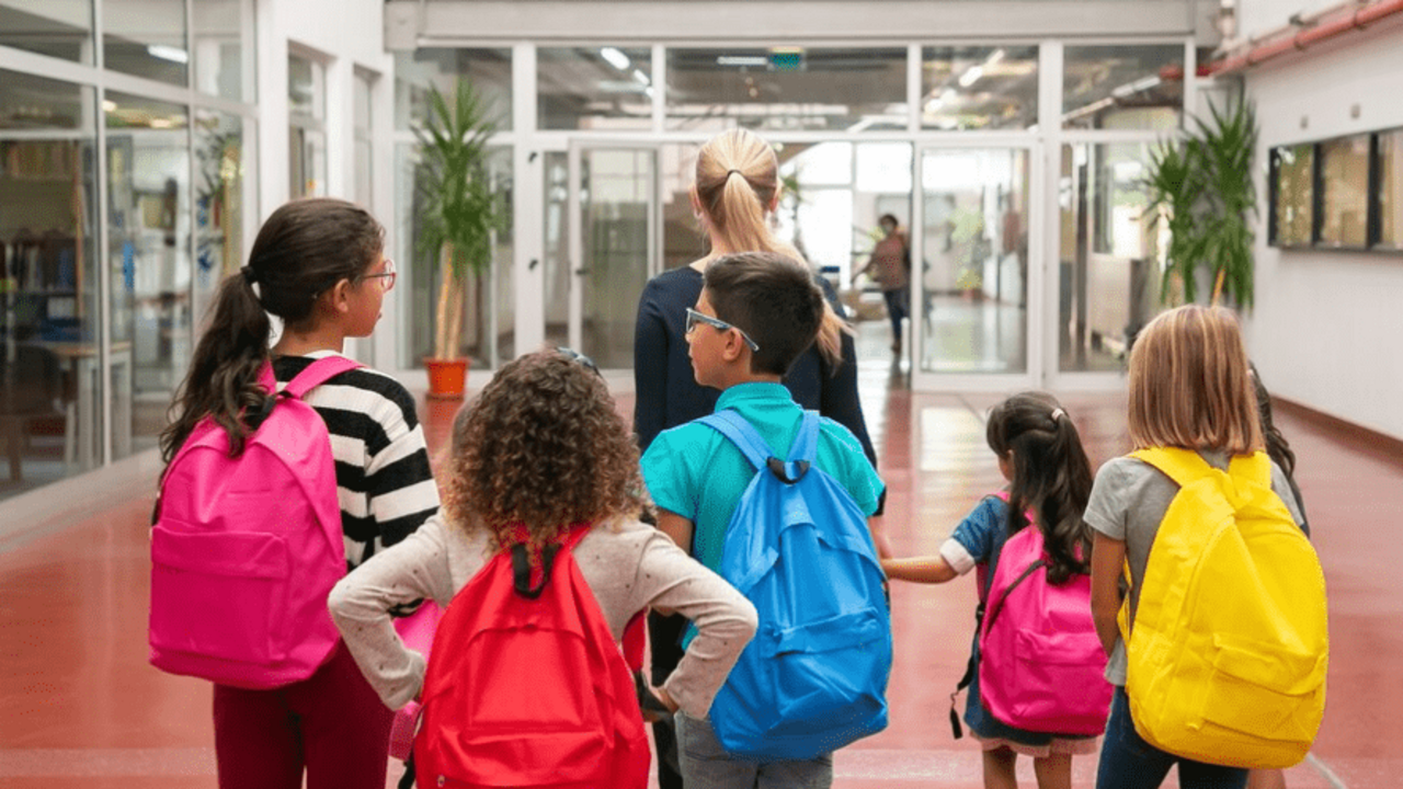 Imagen de archivo de unos ni&ntilde;os yendo a clase. | Le&oacute;n24horas
