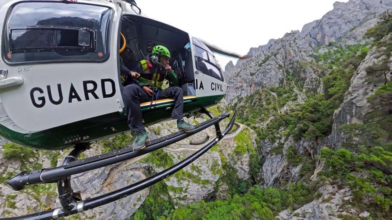 Foto de archivo: Rescate en helic&oacute;ptero monta&ntilde;a Ria&ntilde;o. Guardia Civil