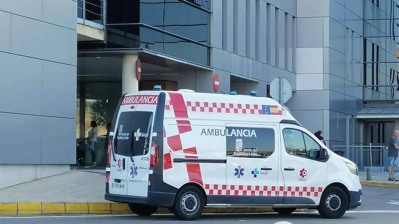 Ambulancia en el Hospital de Le&oacute;n.