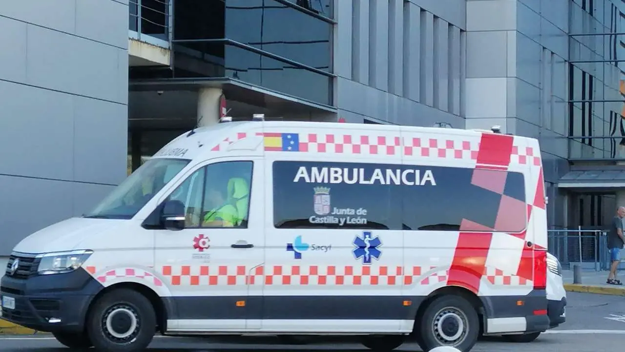 Ambulancia en el Hospital de Le&oacute;n.