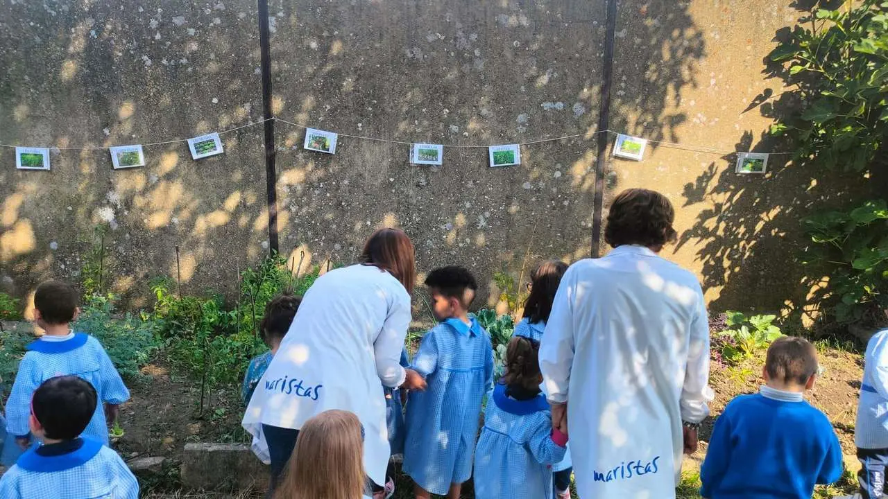 Los alumnos de Infantil del Marista Champagnat frente al huerto del centro. | &Oacute;.Q.
