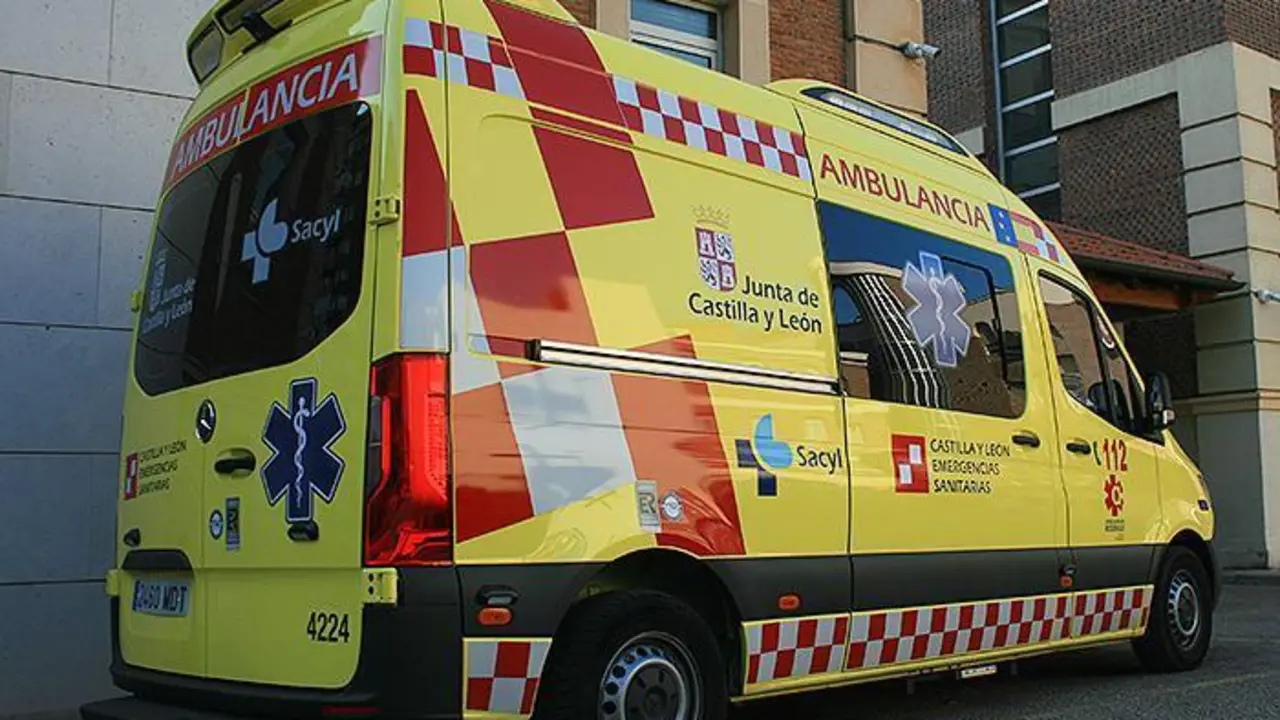 Imagen de archivo de una ambulancia con soporte vital b&aacute;sico. | 112 Castilla y Le&oacute;n