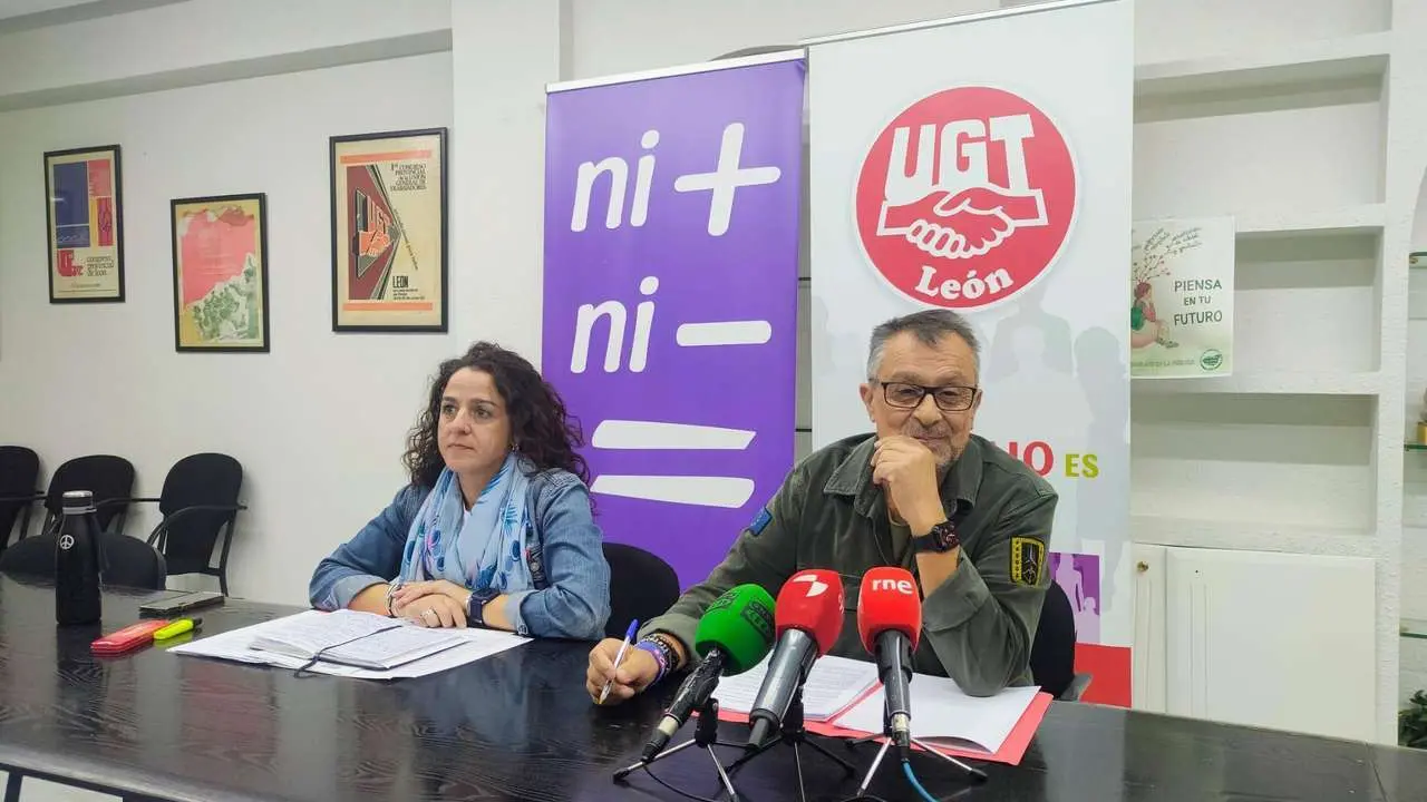 La secretaria general de Comisiones Obreras en Le&oacute;n, Elena Blasco, y su hom&oacute;logo de UGT, Enrique Reguero, durante el anuncio de las manifestaci&oacute;n por la reducci&oacute;n de la jornada laboral. | &Oacute;.Q.