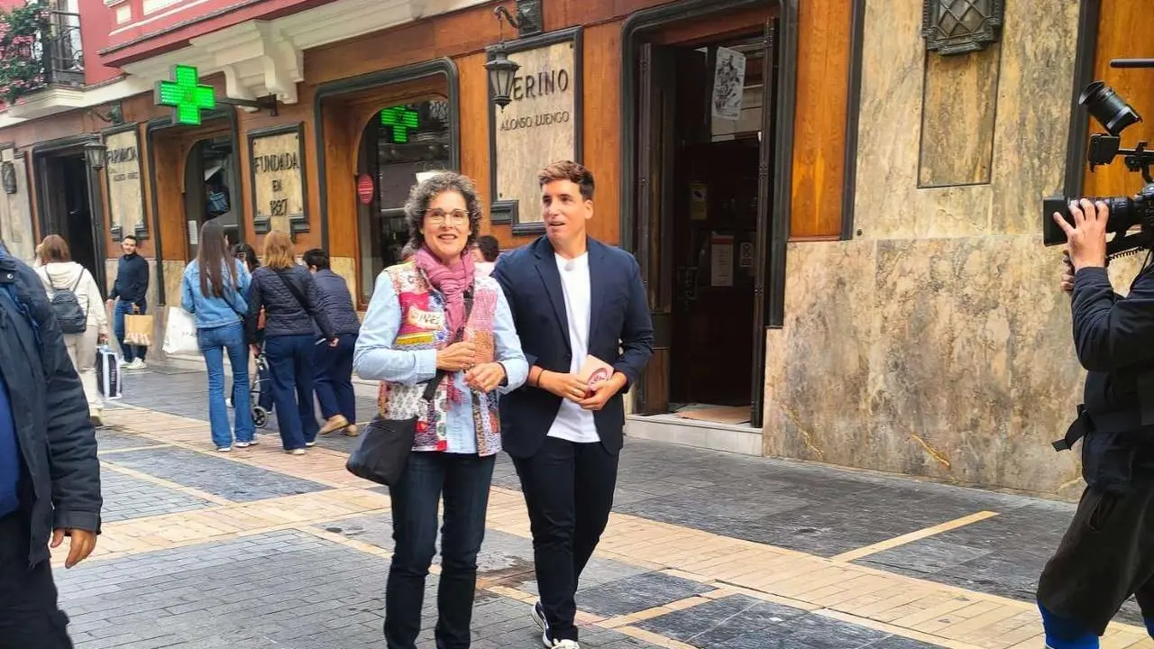 Xuso Jones y la participante de 'Lo sabe, no lo sabe' en la Calle Ancha de Le&oacute;n. | &Oacute;.Q.