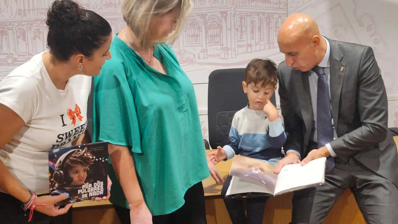 El peque&ntilde;o Dar&iacute;o durante la presentaci&oacute;n del libro Por dos pulgares de nada. | &Oacute;.Q.