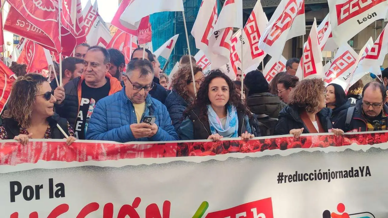 CCOO y UGT se manifiestan frente a la Fele para exigir que desbloqueen la situaci&oacute;n sobre la reducci&oacute;n de la jornada laboral. | &Oacute;.Q.