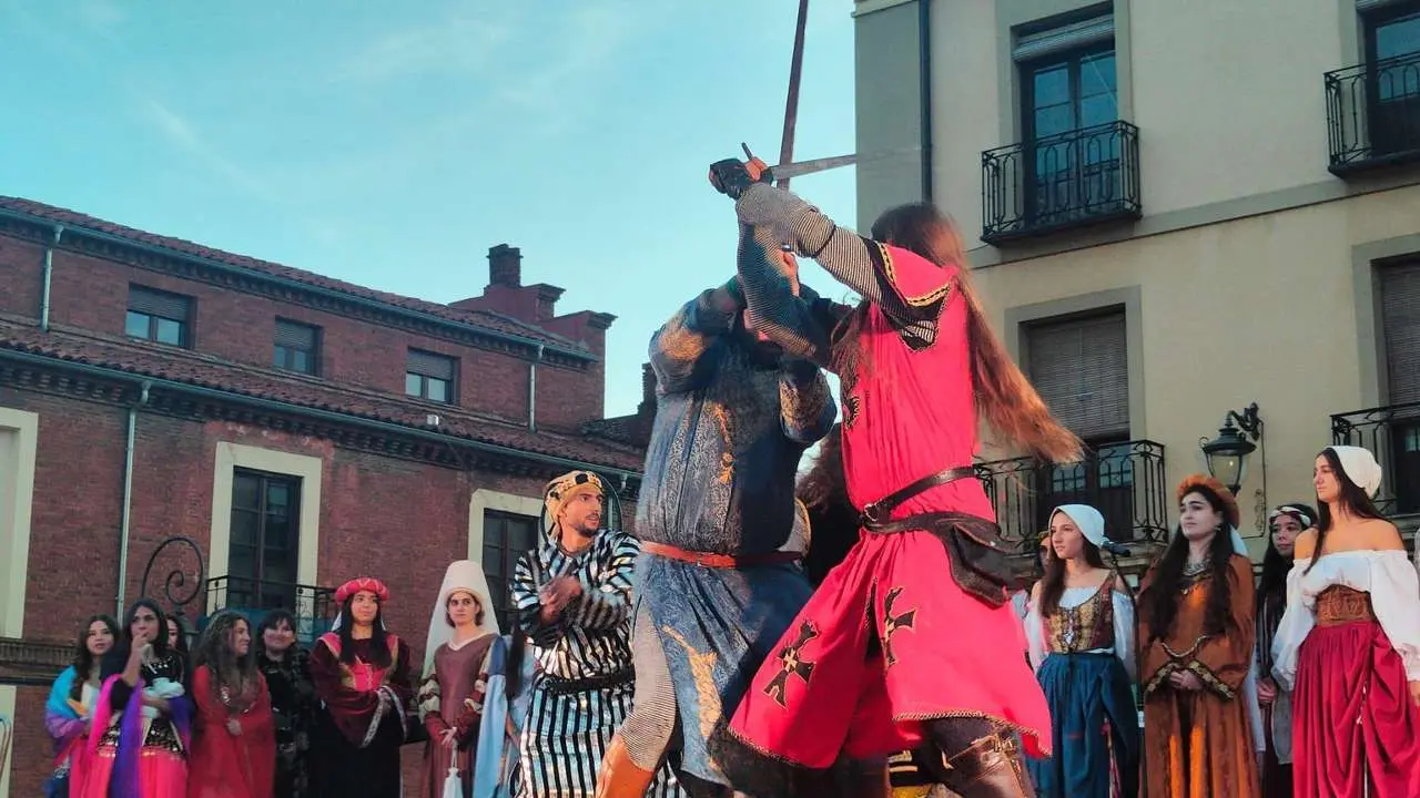 Teatralizaci&oacute;n del acto de recogida de las Doncellas en cumplimiento del Tributo en la plaza de San Isidoro. | &Oacute;.Q.