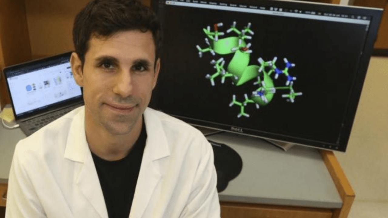 El cient&iacute;fico C&eacute;sar de la Fuente estudi&oacute; Biotecnolog&iacute;a en la Universidad de Le&oacute;n. 