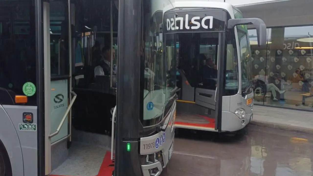 Autobuses el&eacute;ctricos en la estaci&oacute;n Do&ntilde;a Urraca de Le&oacute;n