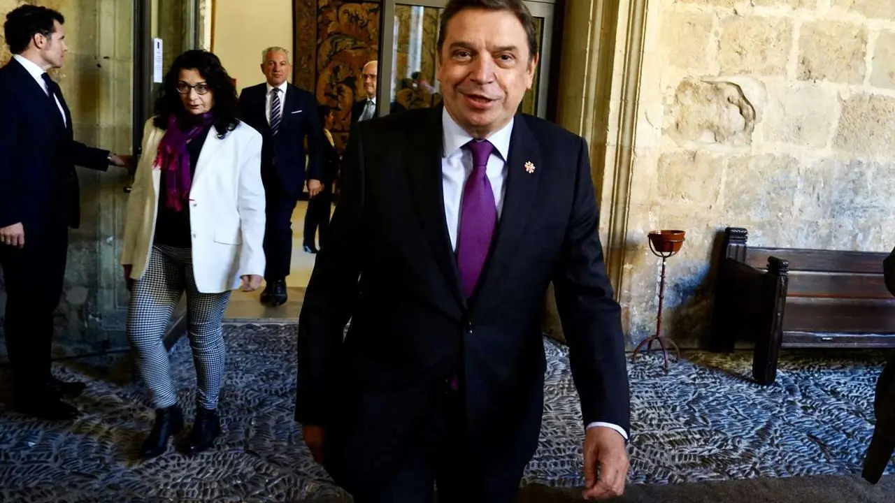 El ministro de Agricultura, Pesca y Alimentaci&oacute;n, Luis Planas, en una visita anterior a Le&oacute;n. | ICAL