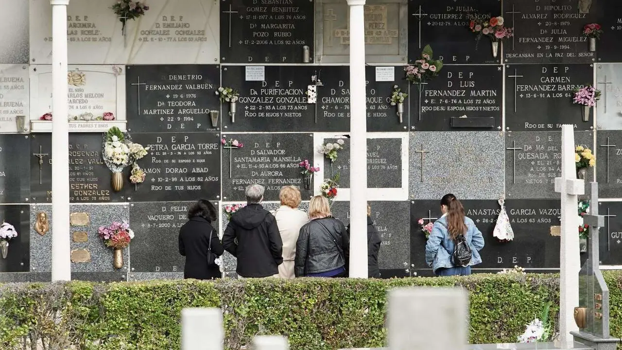 Campillo. ICAL. Celebraci&oacute;n del D&iacute;a de Todos Los Santos en el Cementerio Municipal de Le&oacute;n