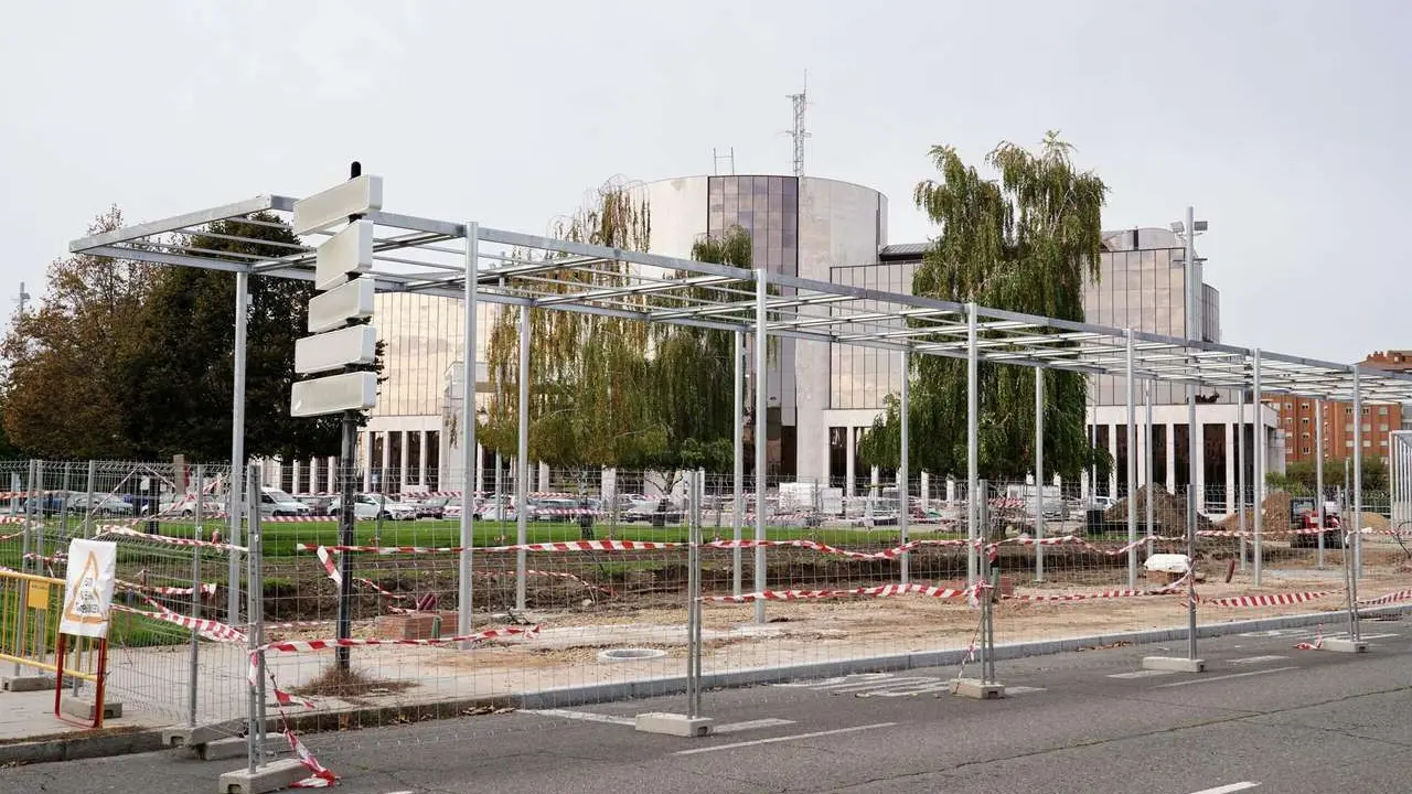 Campillo. ICAL. El acondicionamiento de una p&eacute;rgola bioclim&aacute;tica en la avenida Reyes Leoneses de Le&oacute;n corta la v&iacute;a al tr&aacute;fico