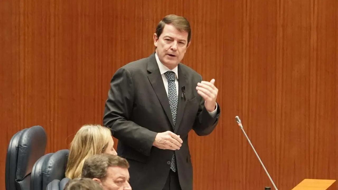 El presidente de la junta, Alfonso Fern&aacute;ndez Ma&ntilde;ueco , durante un Pleno de las Cortes de Castilla y Le&oacute;n / Rub&eacute;n Cacho. ICAL. 