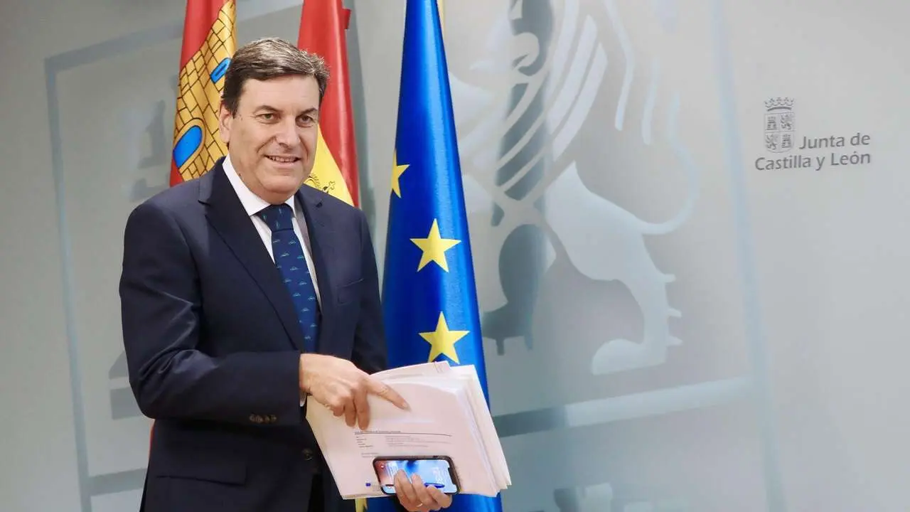 R. Valtero. ICAL. El consejero de Econom&iacute;a y Hacienda y portavoz, Carlos Fern&aacute;ndez Carriedo, comparece en rueda de prensa posterior al Consejo de Gobierno