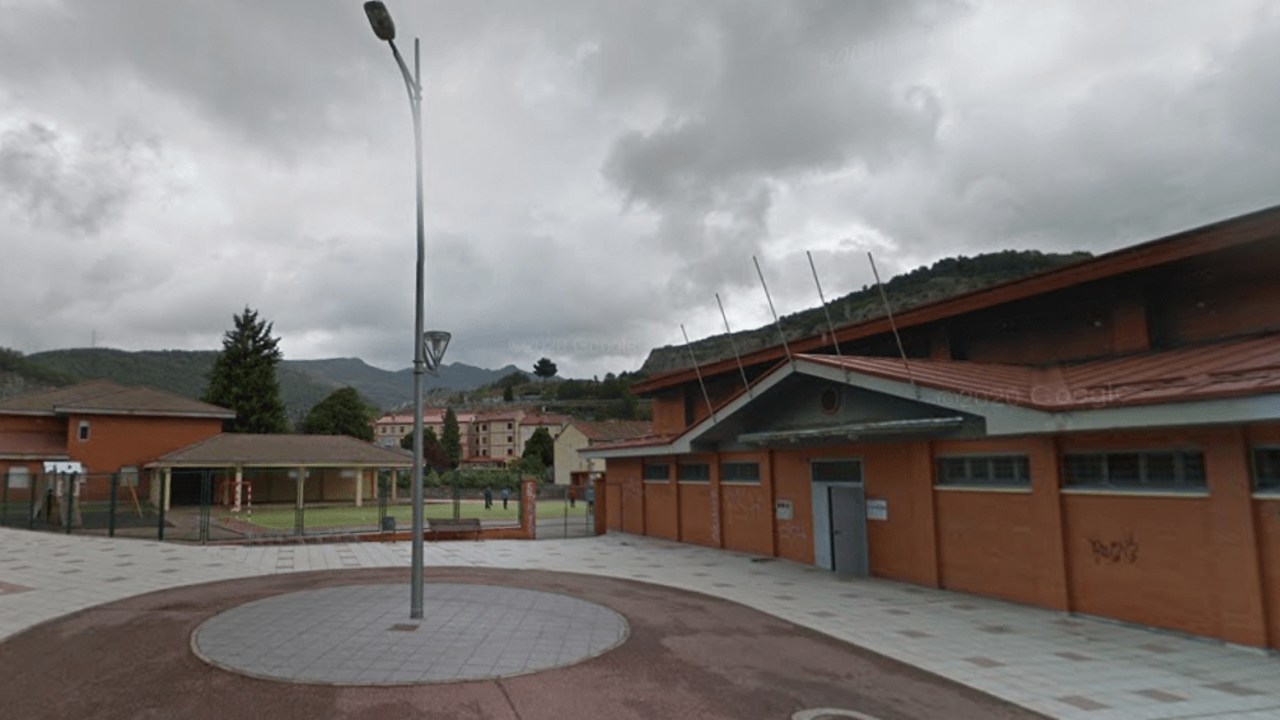 La Pola de Gord&oacute;n. Pabell&oacute;n Municipal La Estacada