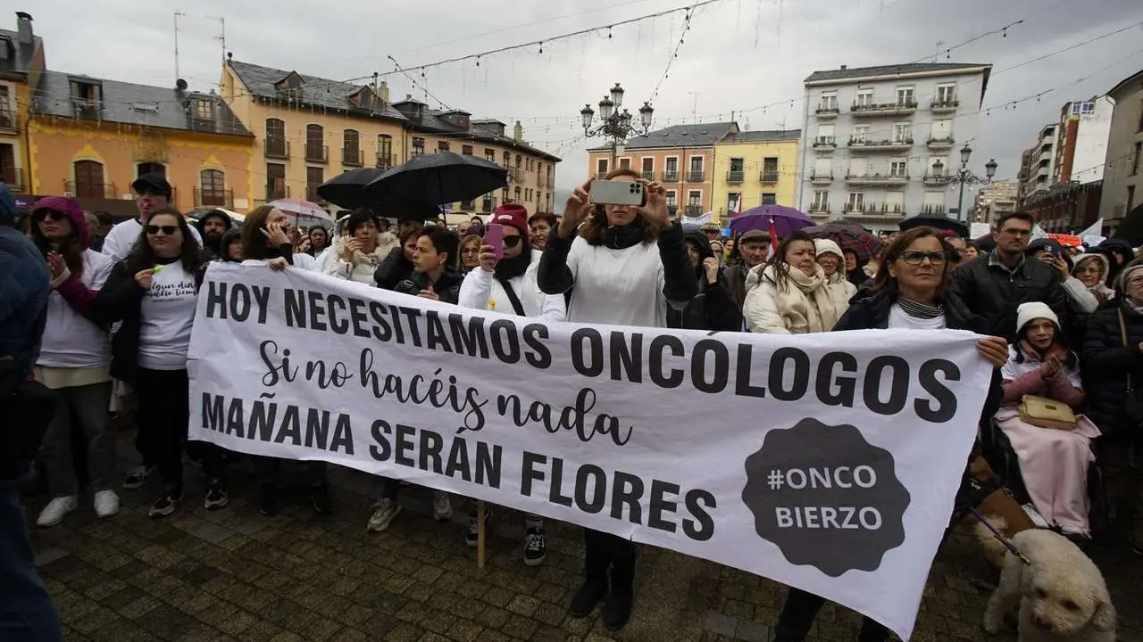 Una de las concentraciones promovidas por la plataforma Oncobierzo en Ponferrada. | ICAL