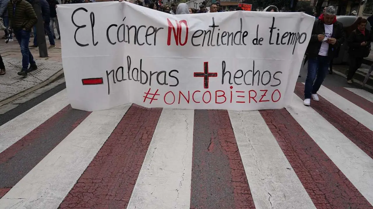 Una de las movilizaciones de la plataforma Oncobierzo en Ponferrada. | ICAL