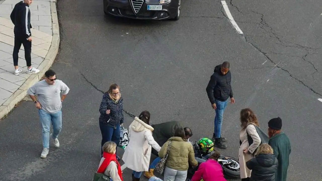Imagen de archivo de un accidente de moto en la capital leonesa. | ICAL