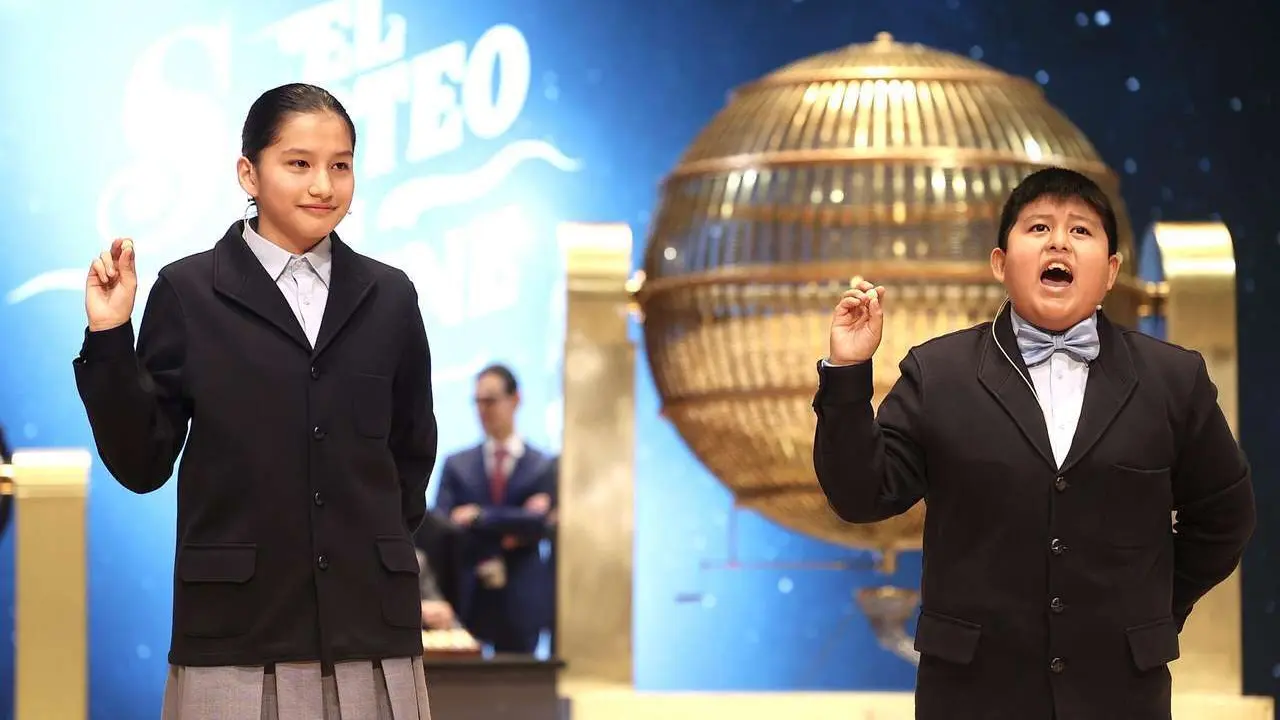 Juan L&aacute;zaro. ICAL. Ni&ntilde;os del colegio de San Ildefonso, cantando el primer premio del sorteo de la loter&iacute;a de Navidad.