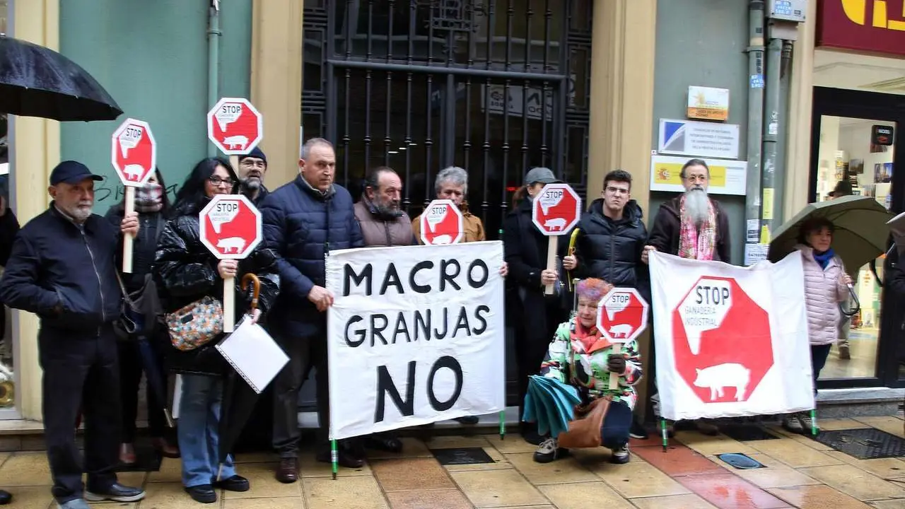 La plataforma Payuelo Libre entreg&oacute; hace meses las primeras alegaciones por una macrogranja porcina proyectada en El Burgo Ranero. | ICAL