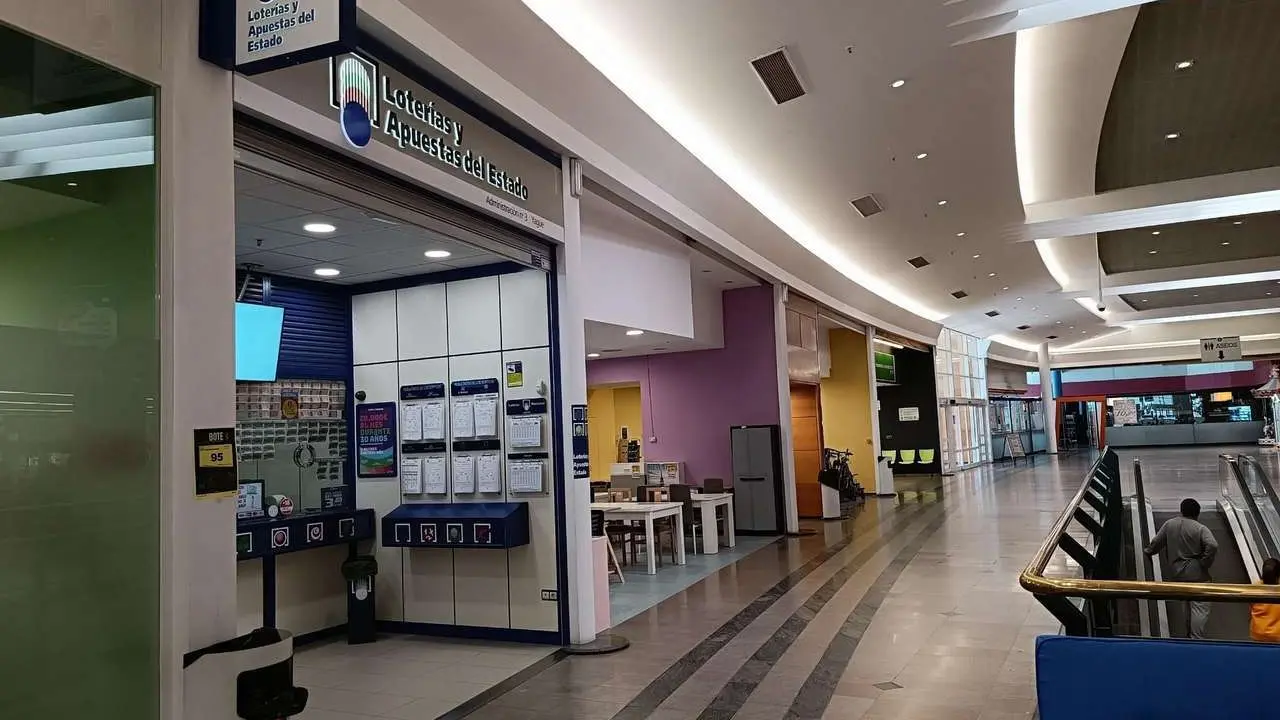Un boleto sellado en la Administraci&oacute;n de Loter&iacute;as n&uacute;mero 3 de San Andr&eacute;s del Rabanedo, en Trobajo del Camino, situada en  E.Leclerc, obtuvo este domingo 162.500 euros.