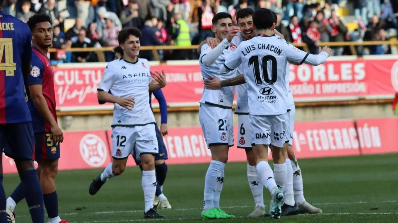 Jugadores de la Cultural celebran un gol en el partido contra el filial blaugrana en Le&oacute;n. / @CyDLeonesa