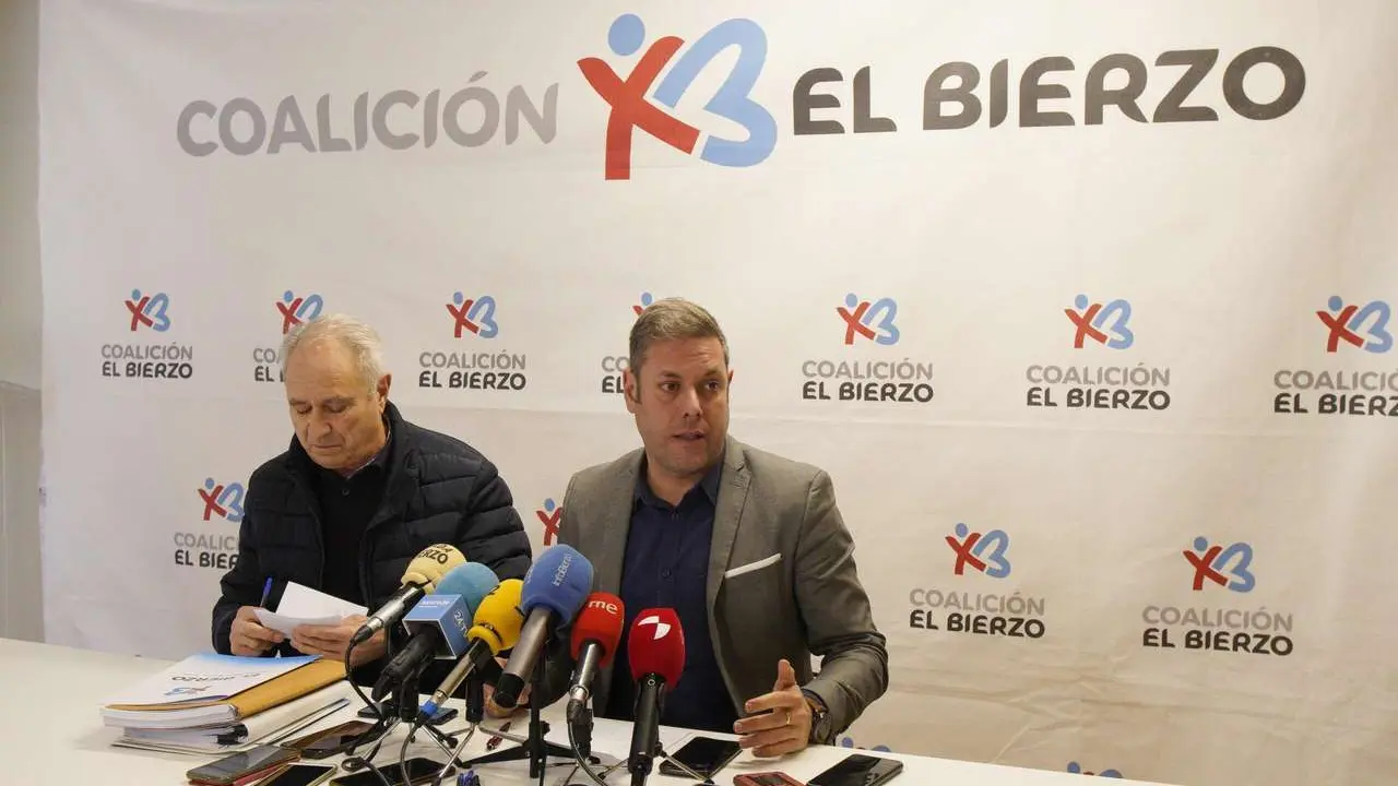 C&eacute;sar S&aacute;nchez. ICAL. El portavoz de Coalici&oacute;n por el Bierzo en el Consejo Comarcal, Iv&aacute;n Alonso (I), junto al presidente del partido, Jos&eacute; &Aacute;lvarez (D), durante la rueda de prensa de esta ma&ntilde;ana para tratar sobre la instituci&oacute;n comarcal