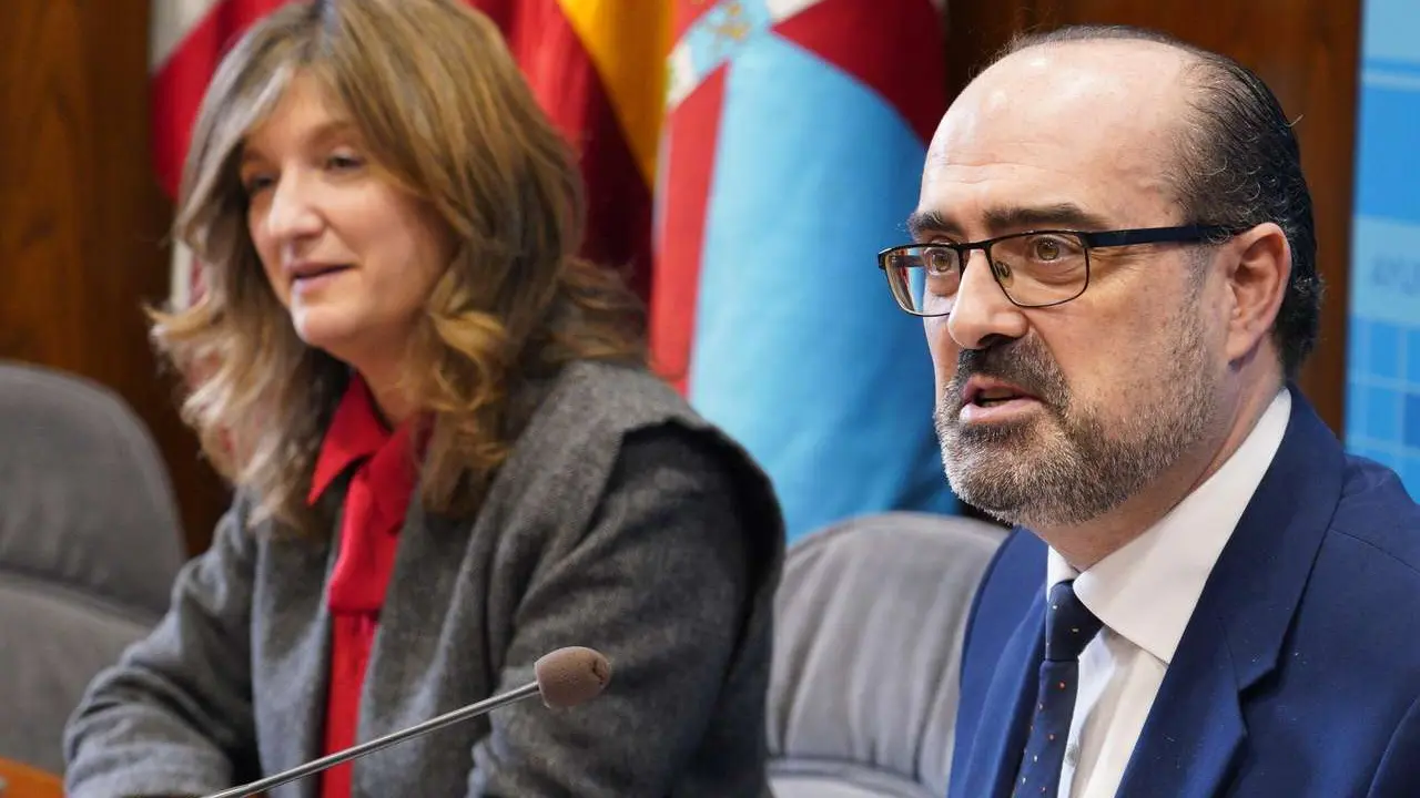 C&eacute;sar S&aacute;nchez. ICAL. La rectora de la Universidad de Le&oacute;n, Nuria Gonz&aacute;lez, junto al alcalde de Ponferrada, Marco Morala, durante la firma del convenio de colaboraci&oacute;n entre ambas instituciones