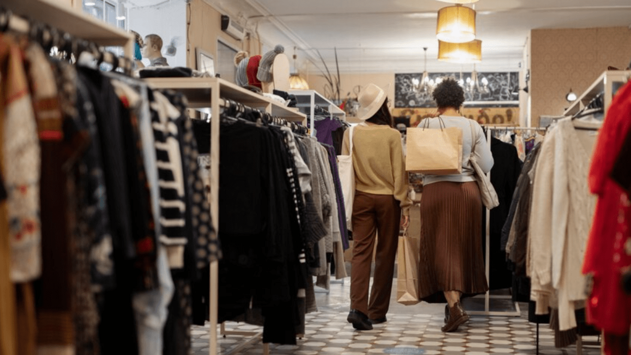 Mujeres comprando en una tienda de ropa