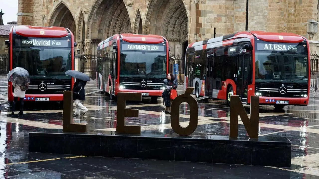 Campillo. ICAL. El alcalde de Le&oacute;n, Jos&eacute; Antonio Diez, y el concejal de Movilidad, Vicente Canuria, presentan los nuevos autobuses urbanos