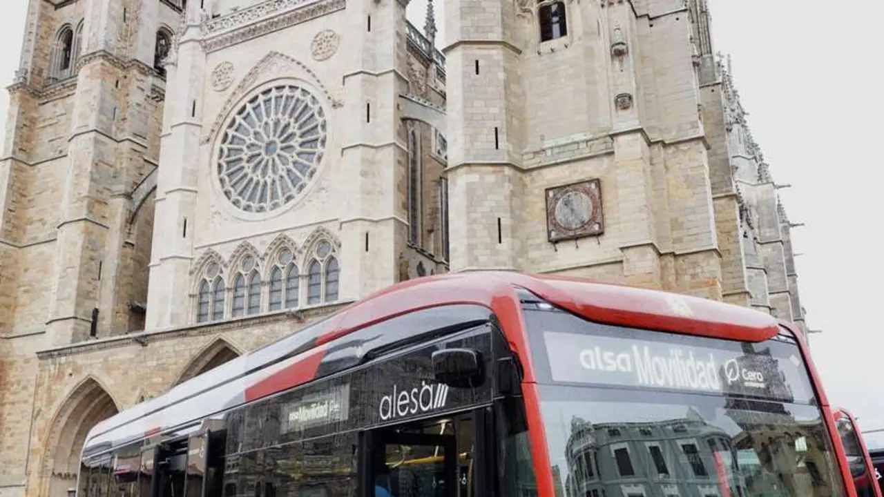 El alcalde de Le&oacute;n, Jos&eacute; Antonio Diez, y el concejal de Movilidad, Vicente Canuria, presentan los nuevos autobuses urbanos