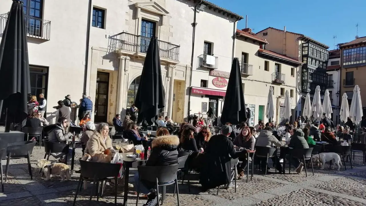 Terrazas en la plaza de San Marcelo de Le&oacute;n. / LE&Oacute;N24HORAS