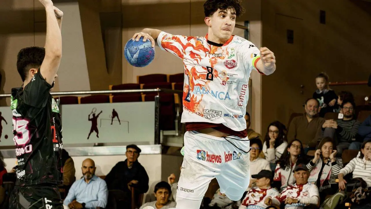 Dar&iacute;o Sanz en un lance ante Puente Genil en una foto de archivo. / Ademar