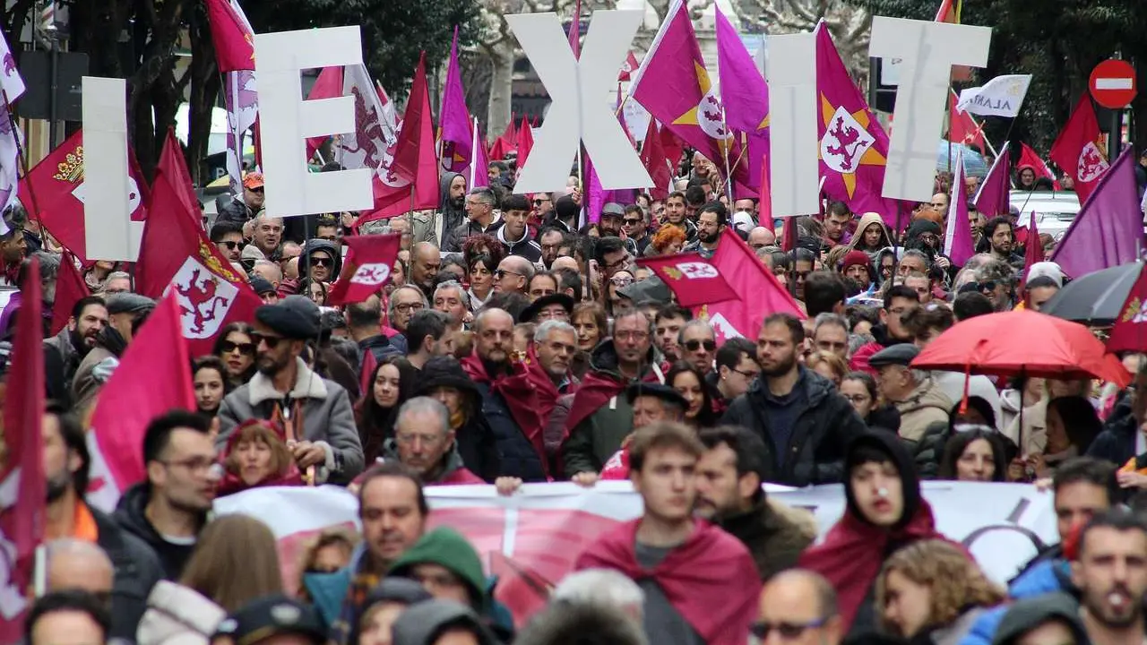 Miles de leoneses, en imagen de archivo de una manifestaci&oacute;n por el futuro de Le&oacute;n y por la autonom&iacute;a leonesa. | ICAL
