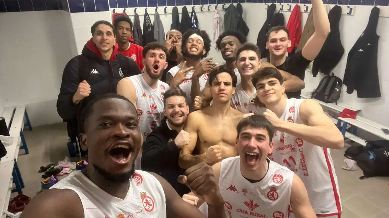 La plantilla de la Cultural de Baloncesto celebra la victoria ante el ISB // Cultural Leonesa