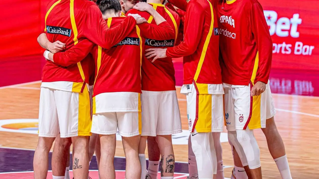 La selecci&oacute;n espa&ntilde;ola de baloncesto durante su &uacute;ltimo encuentro ante Letonia // @BaloncestoESP