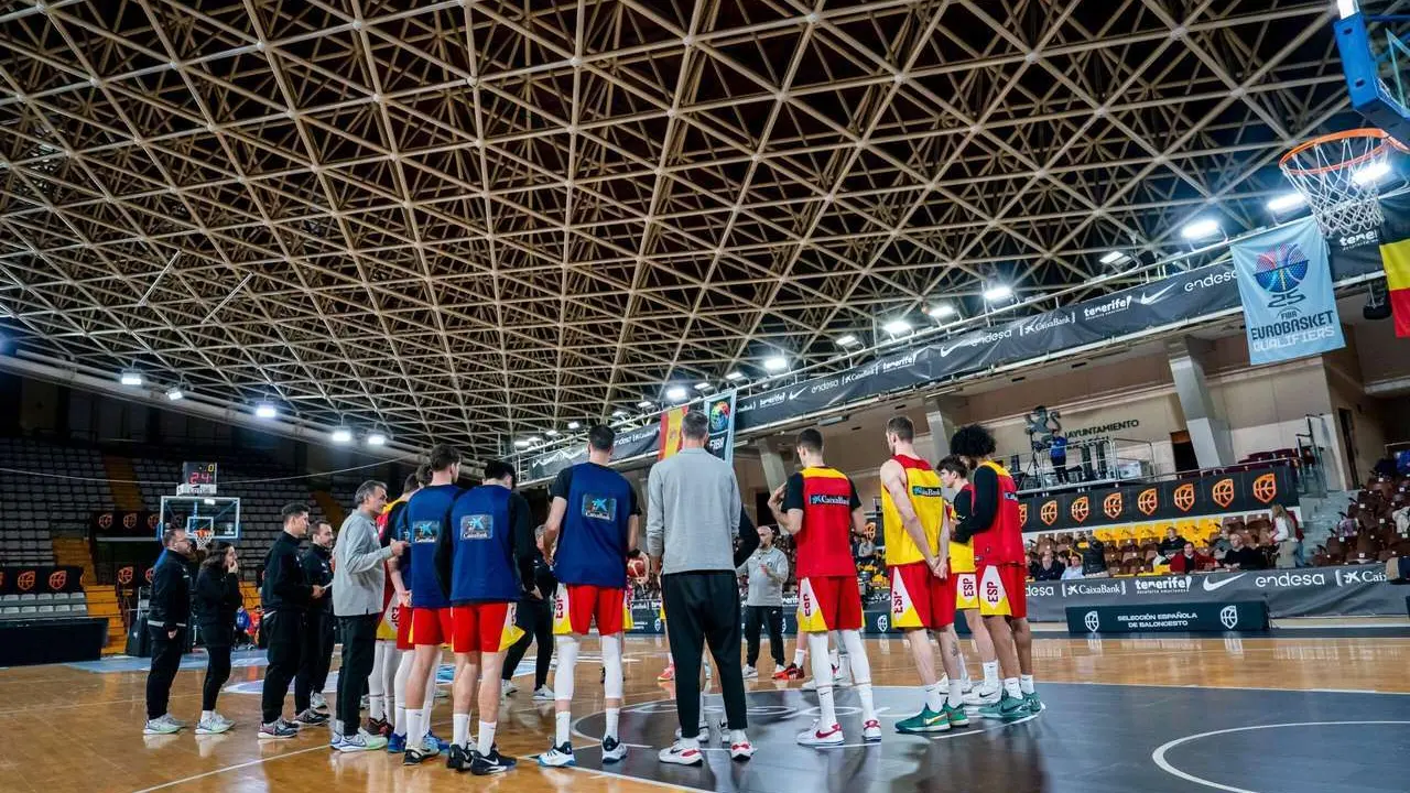 La selecci&oacute;n espa&ntilde;ola de baloncesto en un entrenamiento en el Palacio de los Deportes de Le&oacute;n // @BaloncestoESP