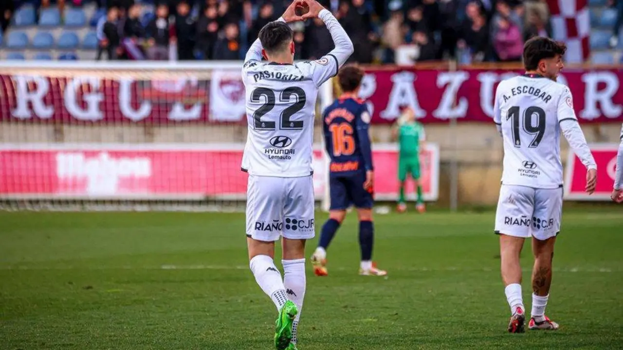 Pibe celebra su tanto que puso el 1-0. // Cultural Leonesa