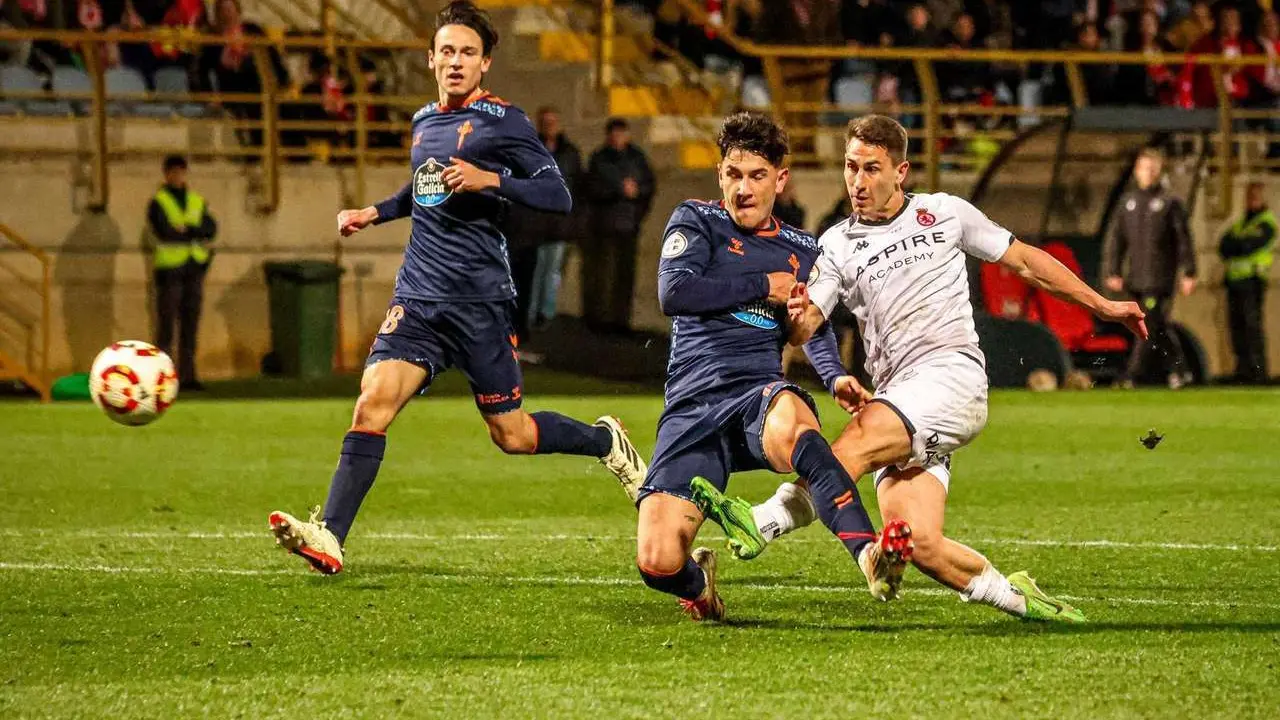 Manu Justo en la acci&oacute;n en la que anot&oacute; el 2-0 ante el Celta Fortuna // Foto:CyD Leonesa