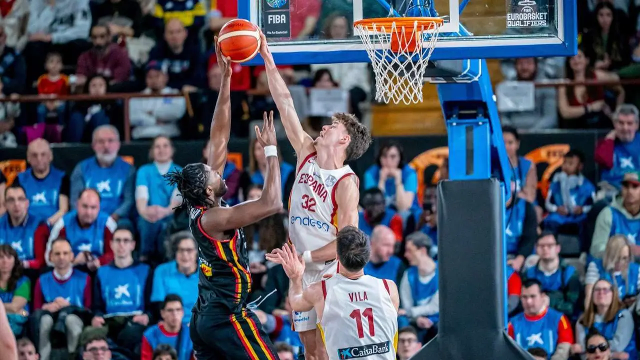 Saint-Supery en una acci&oacute;n defensiva // Foto: @BaloncestoESP