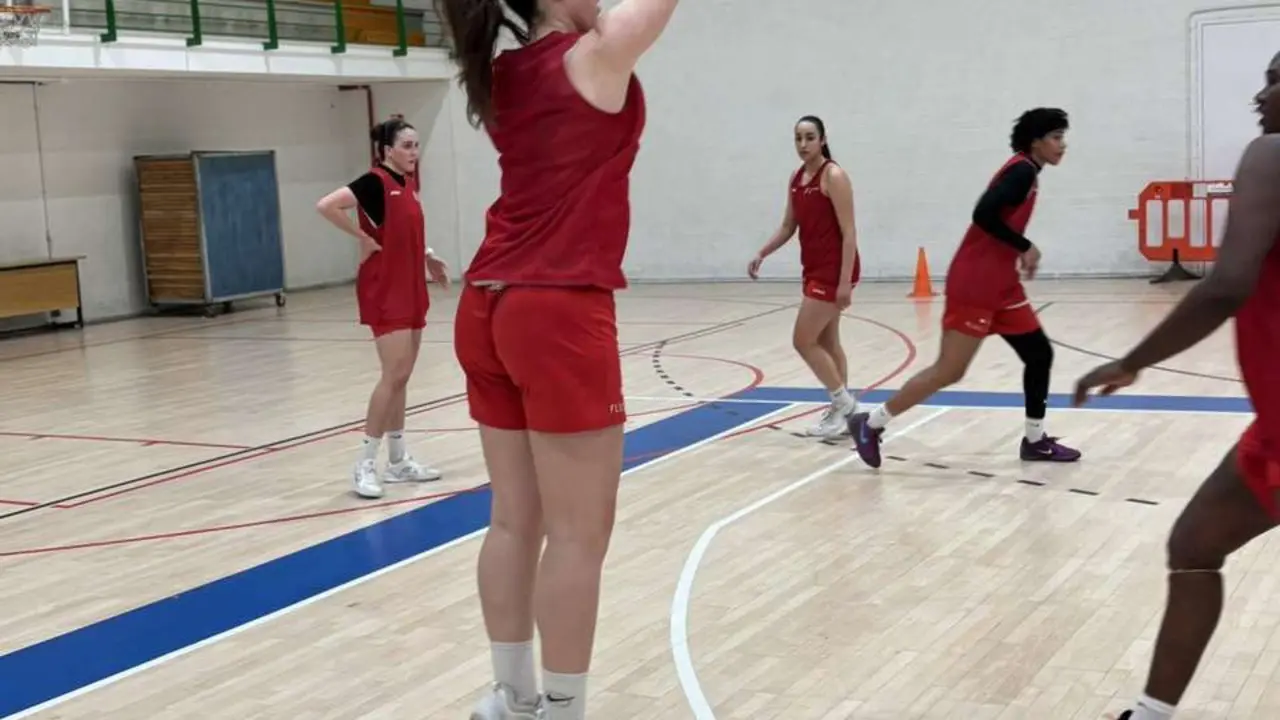 El BFL no pudo cortar su mala din&aacute;mica y cay&oacute; ante el Matar&oacute; // Foto: @bfemeninoleon