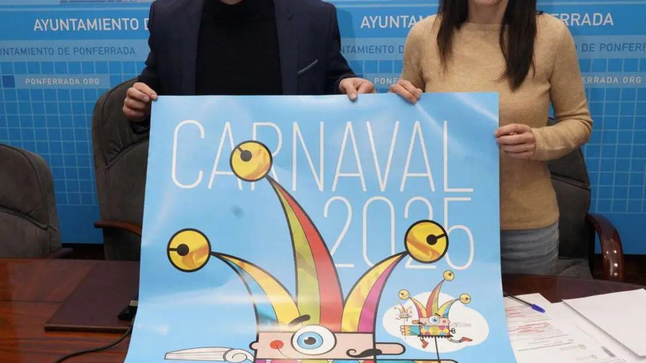 C&eacute;sar S&aacute;nchez. ICAL. El concejal de Fiestas del Ayuntamiento de Ponferrada, Carlos Cortina, junto a la concejala de Deportes y Juventud, Eva Gonz&aacute;lez, durante la presentaci&oacute;n de los detalles del Carnaval de Ponferrada 2025