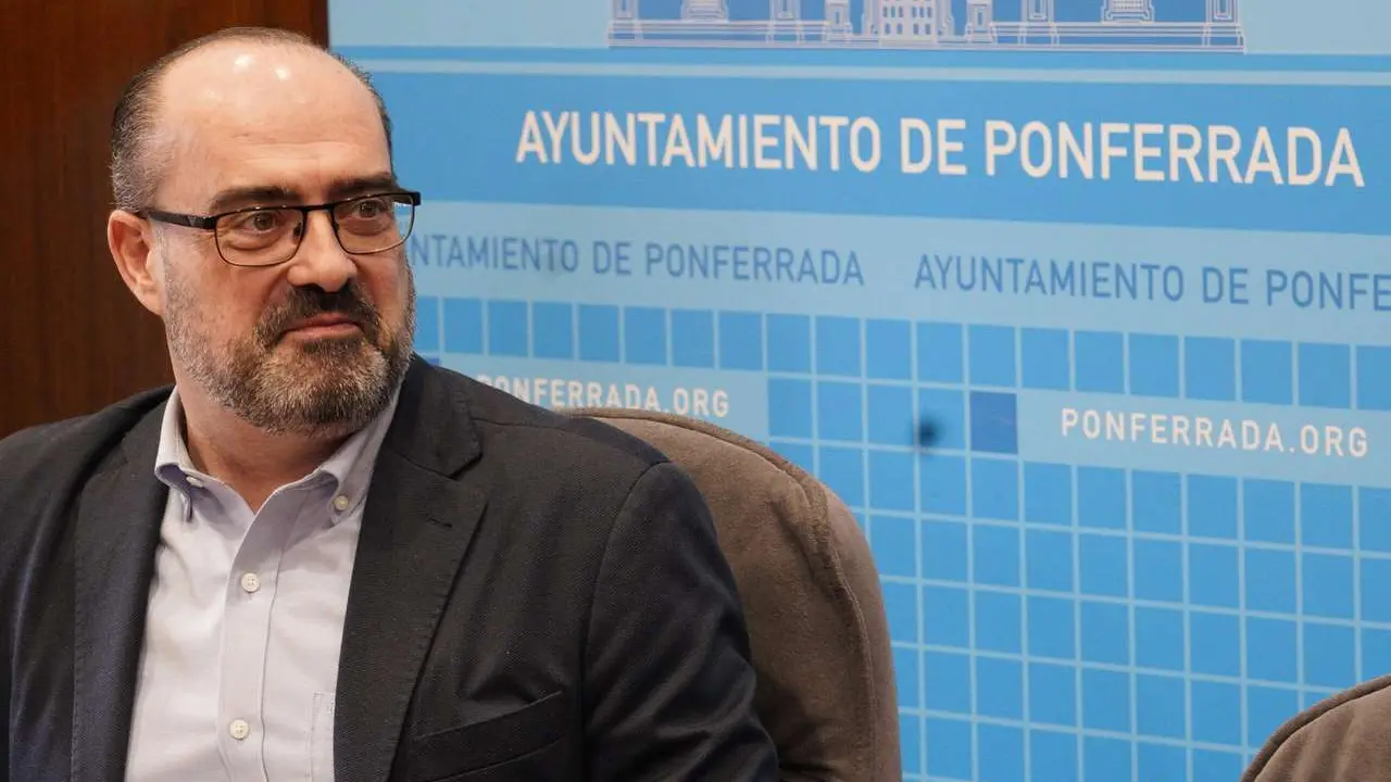 C&eacute;sar S&aacute;nchez. ICAL. El alcalde de Ponferrada, Marco Morala (D), junto al concejal de Comercio, David Pacios (I), durante la presentaci&oacute;n del contrato el&eacute;ctrico en edificios municipales