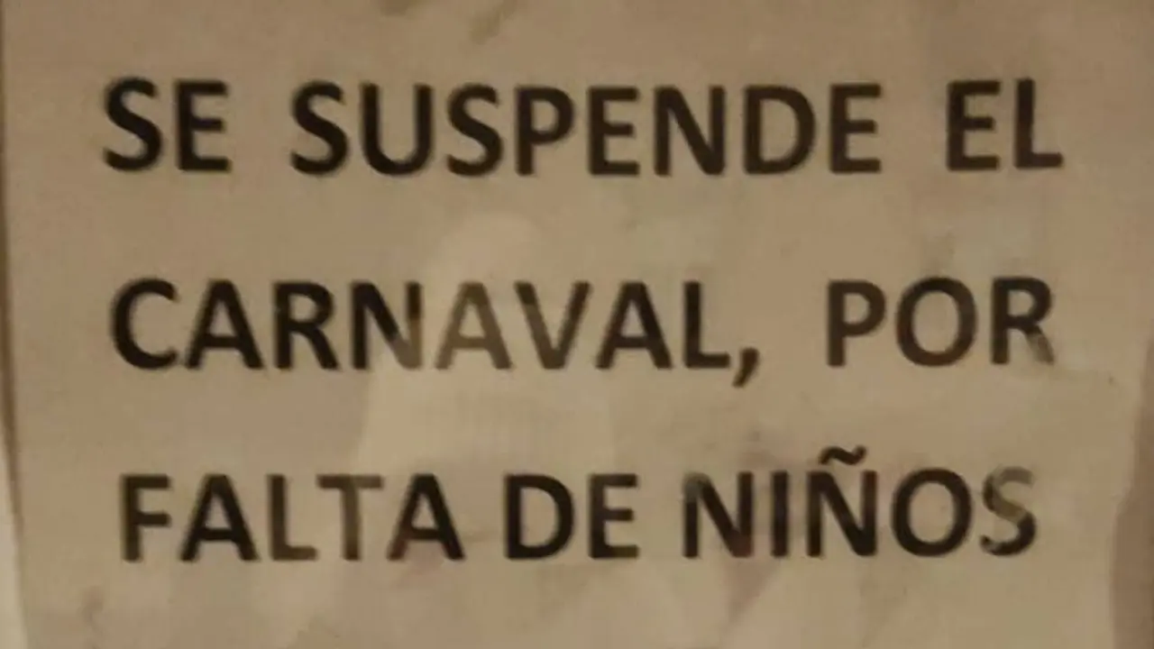 Cartel anunciando la suspensi&oacute;n del Carnaval en Santa Luc&iacute;a de Gord&oacute;n // Foto: Sangre Minera.