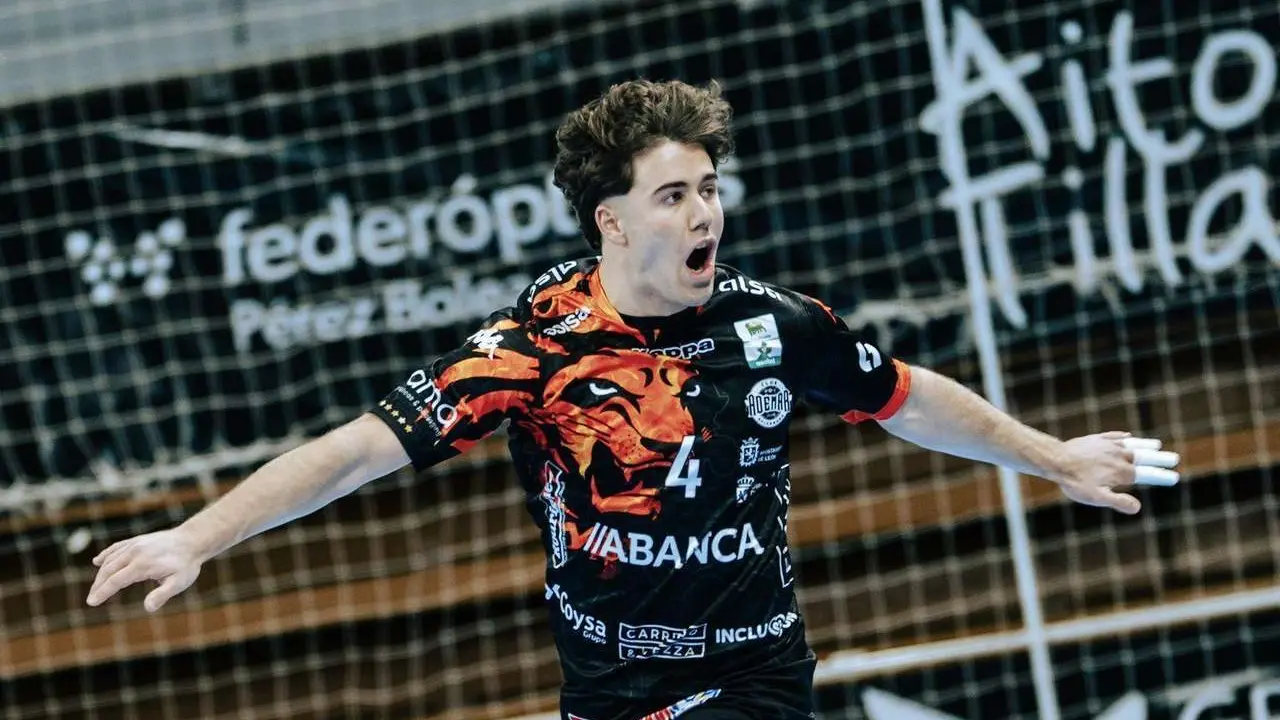 Carlos &Aacute;lvarez celebra uno de los seis goles que anot&oacute; // @ASOBAL Foto: Jes&uacute;s Barrab&eacute;s