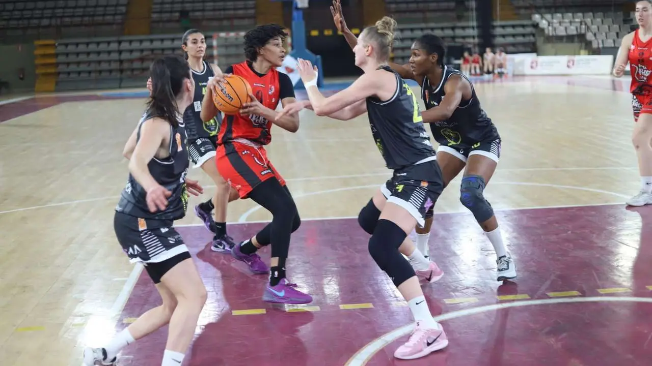Katiana Ben&iacute;tez fue clave para la victoria del BFL aportando 26 puntos // Foto: Isaac Llamazares.