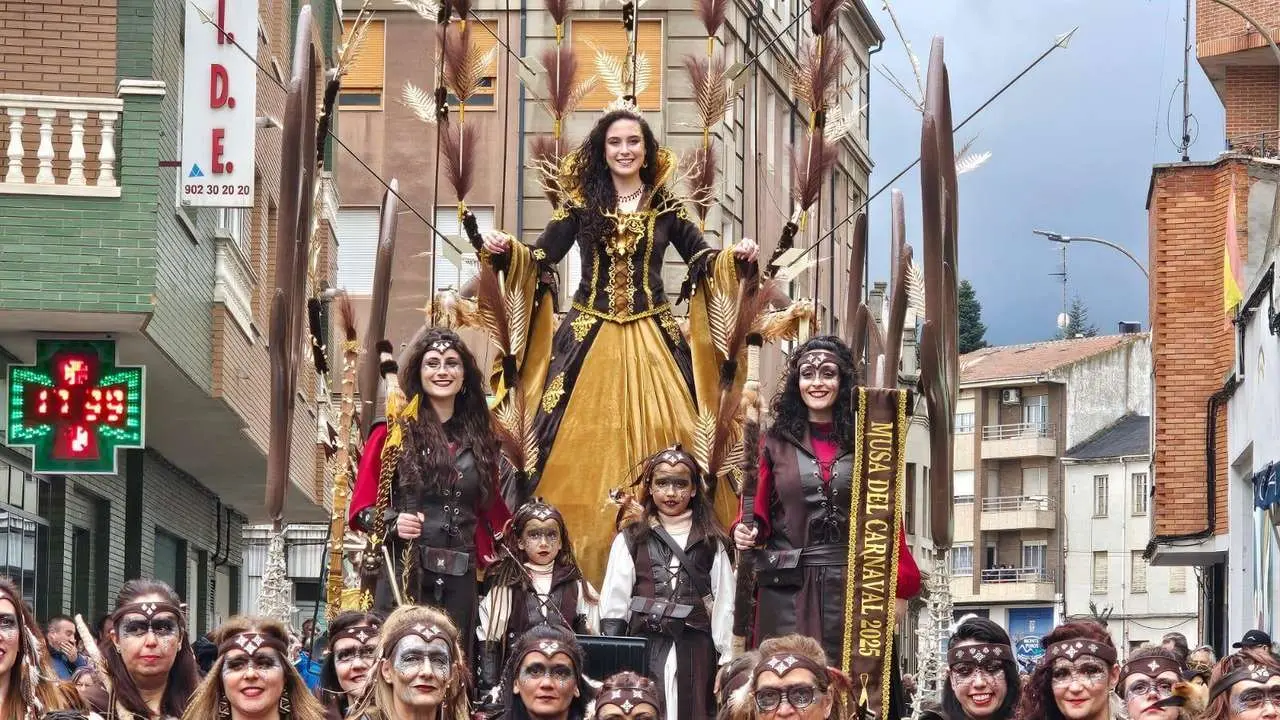 La musa del carnaval de La Ba&ntilde;eza, Estela Santos Rom&aacute;n y su grupo L&eacute;golas.
