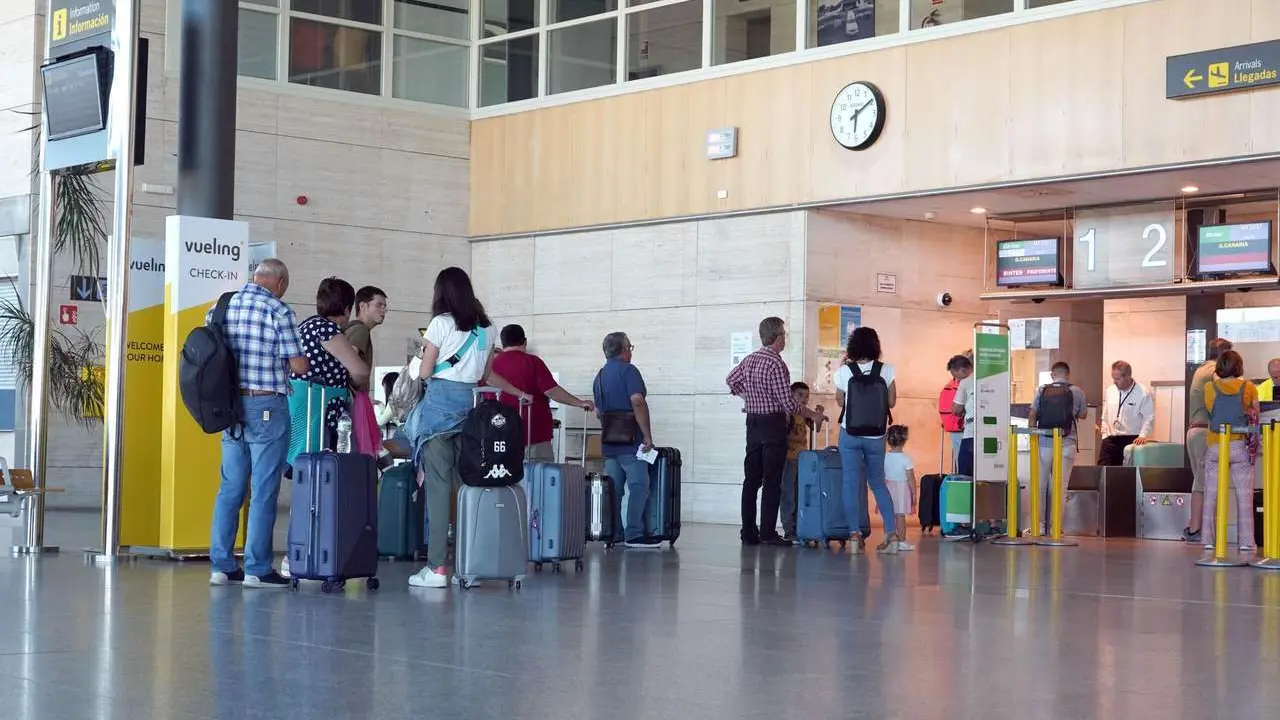Pasajeros esperando para embarcar en el aeropuerto de Villanubla (Valladolid). | ICAL